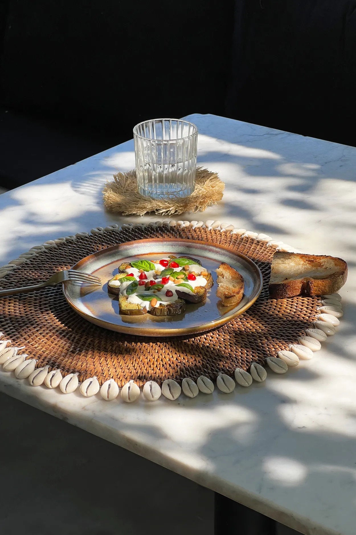 Handgeweven Rattan-Placemat met Kauri-Schelpen – Bruin