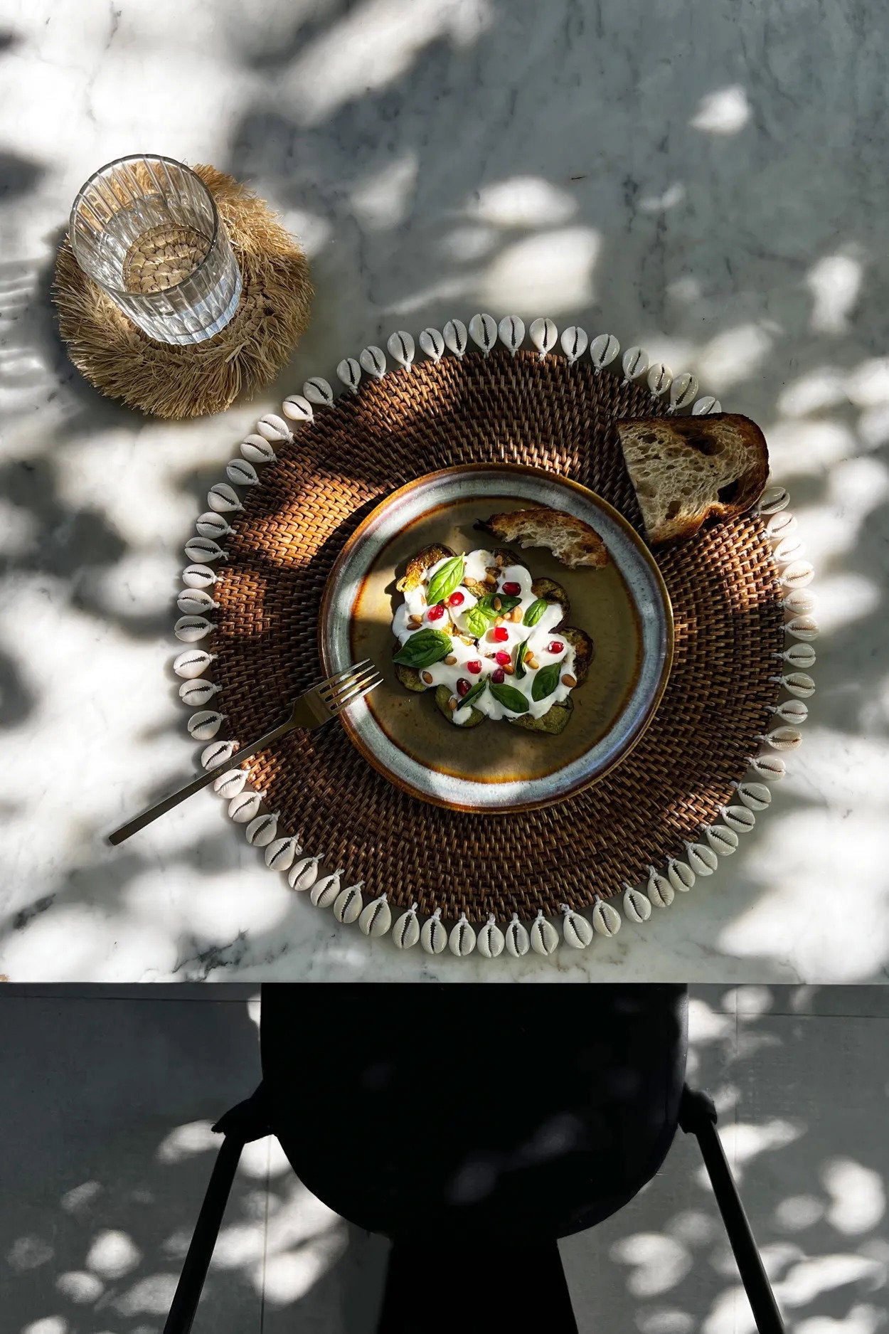 Handgeweven Rattan-Placemat met Kauri-Schelpen – Bruin