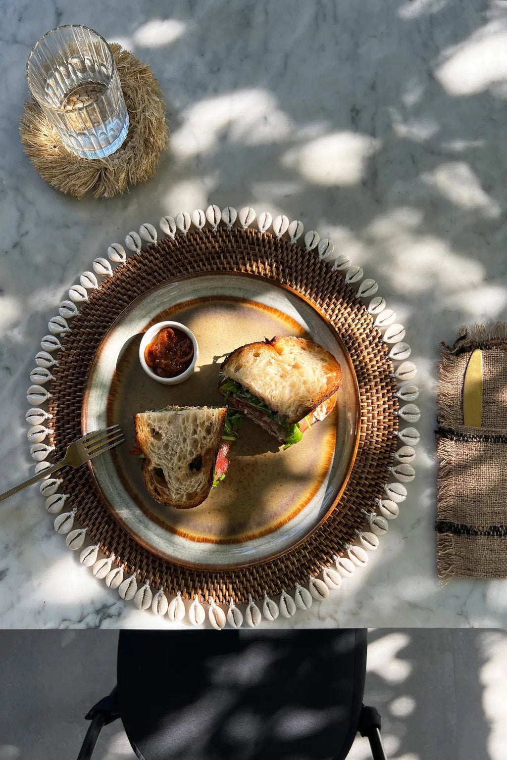 Handgeweven Rattan-Placemat met Kauri-Schelpen – Bruin
