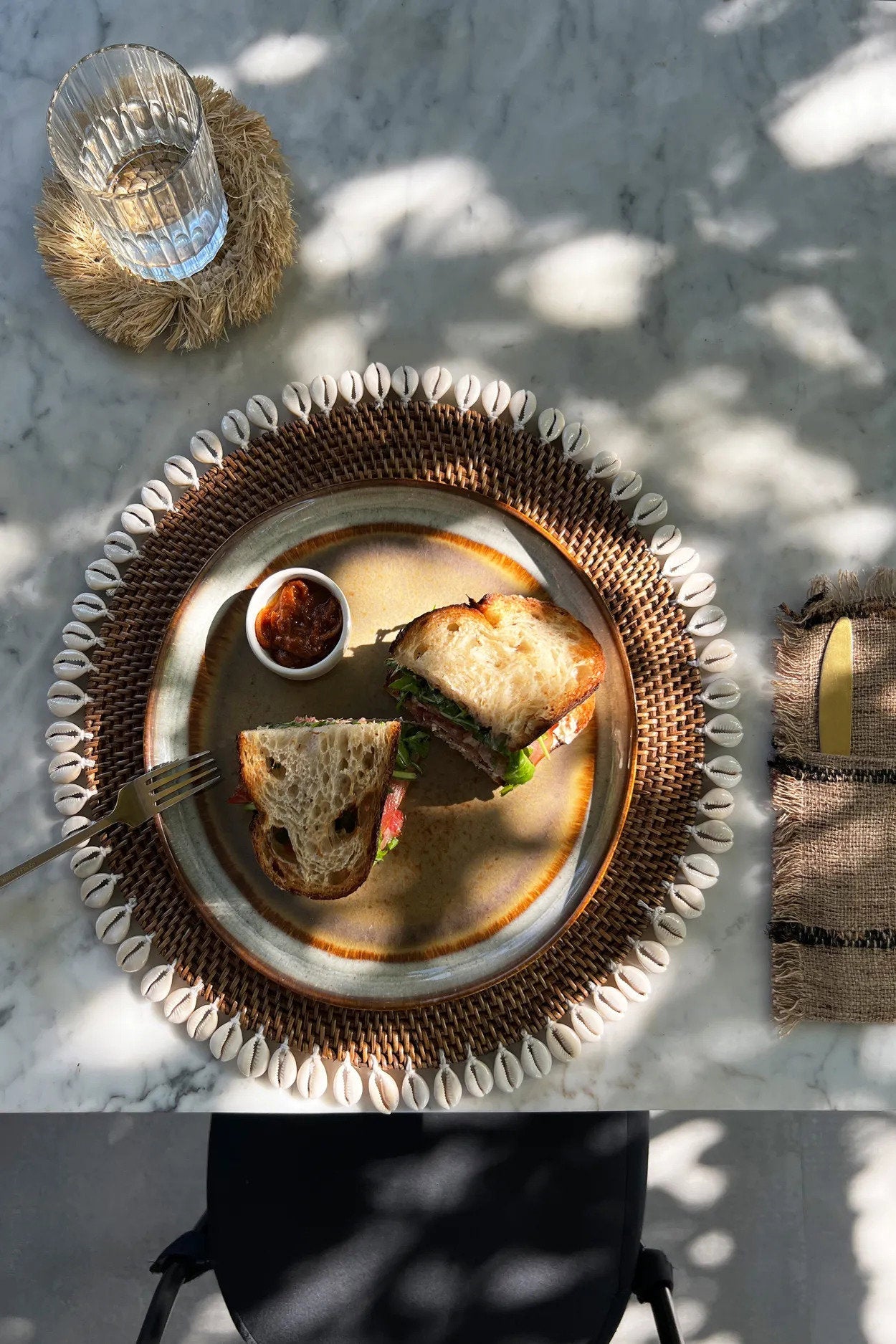 Handgeweven Rattan-Placemat met Kauri-Schelpen – Bruin