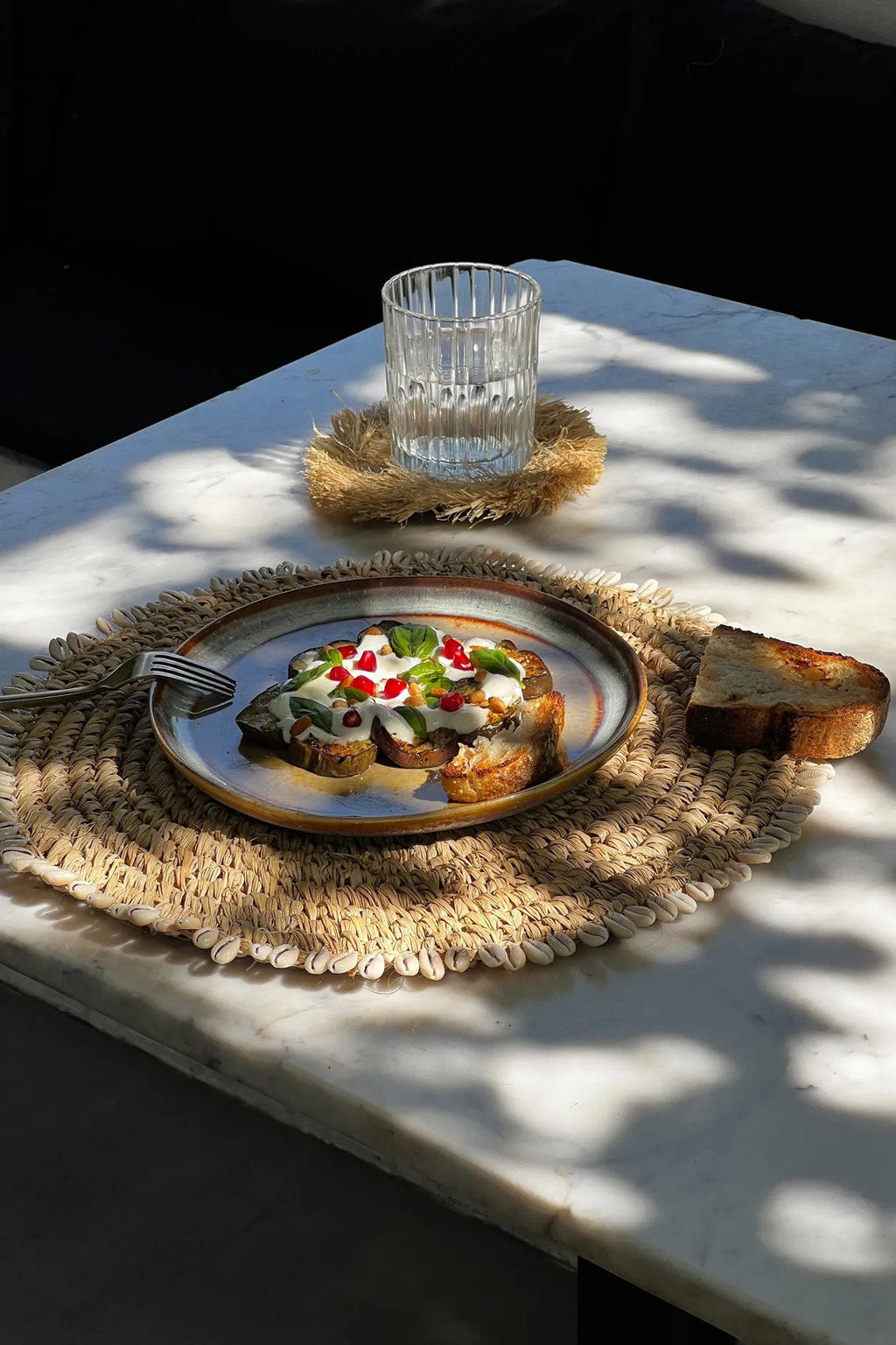De raffia schelpenplacemat - naturel